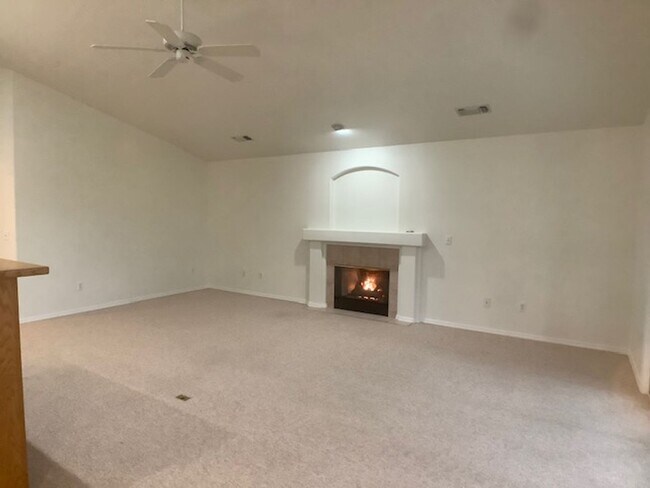 Foto del edificio - Three bedroom home in gated Alder Creek Community! | Available December