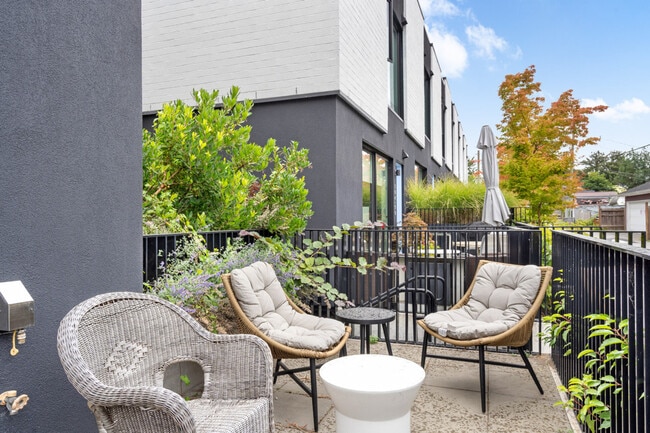 Building Photo - 90 W King Edward Ave