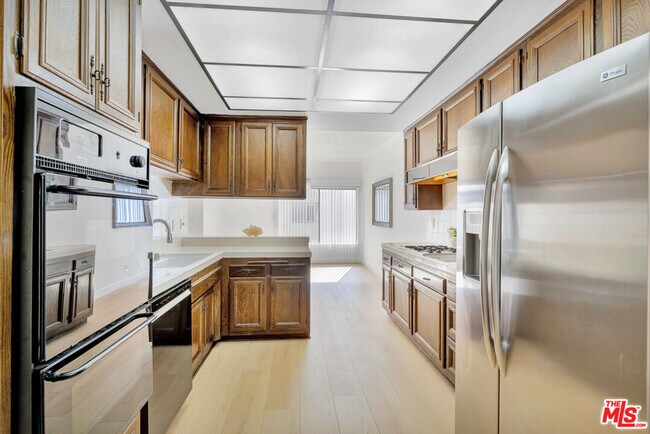 Building Photo - 1727 S Bentley Ave