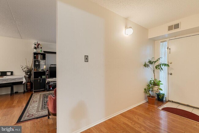 Foto del edificio - 5780 Village Green Dr