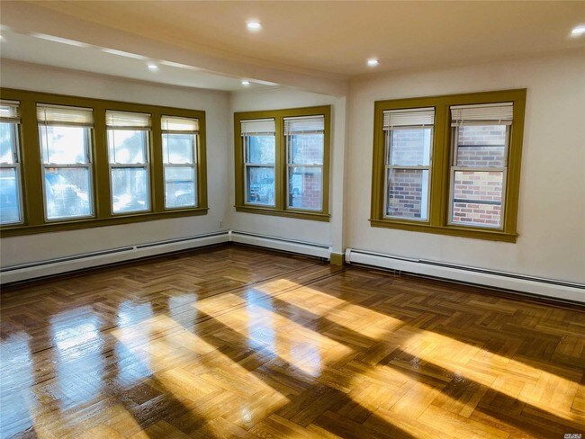 Foto del edificio - 63-15 Carlton St