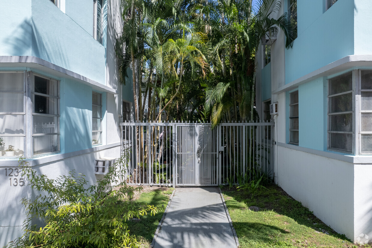 Entrada - OCEAN TERRACE APTS INC CO-OP