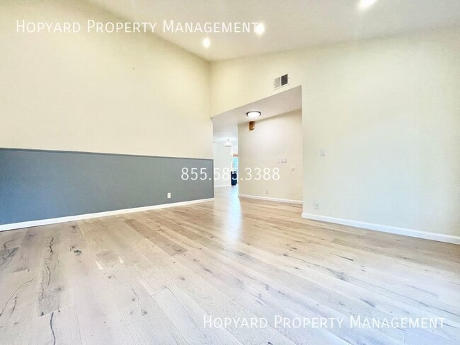 Building Photo - Beautiful 4 Bedroom, 2 Bathroom single fam...