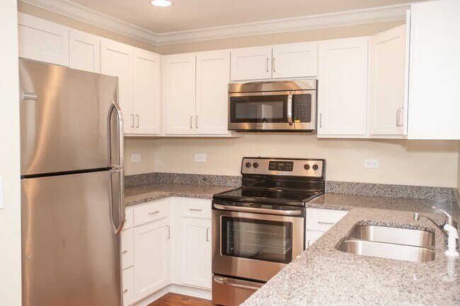 Foto del edificio - 3 Bedroom Townhouse at the Woodlands - END UNIT * only $500 deposit - End Unit