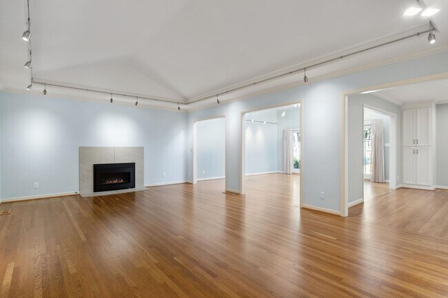 Foto del edificio - Charming 3-Bedroom Home with Office in desirable Old Palo Alto neighborhood Avail Feb 7th