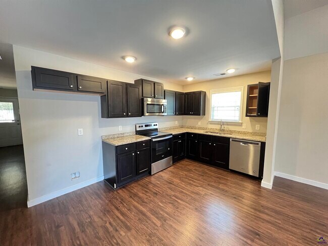 Building Photo - 126 Jaybee Dr