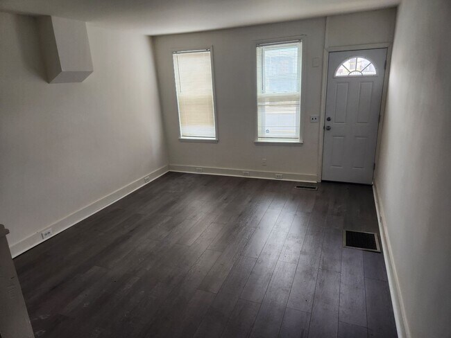 Building Photo - 2 bedroom townhouse for rent