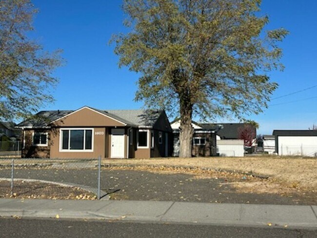 Foto del edificio - Charming 3-bedroom, 1-bathroom home located in the vibrant community of Pasco, WA.