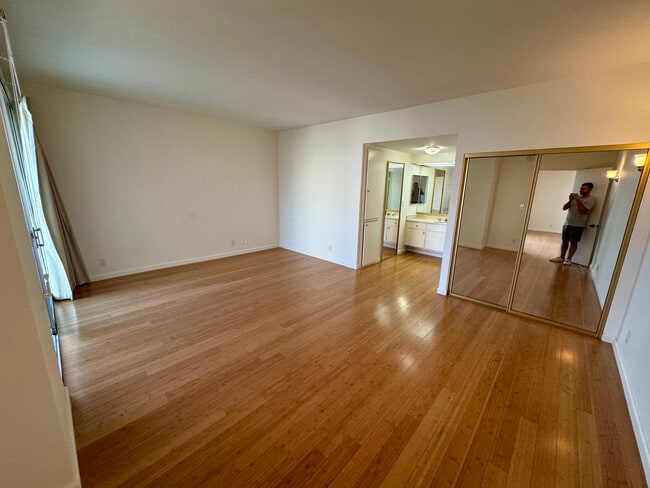 Building Photo - 321 S San Vicente Blvd
