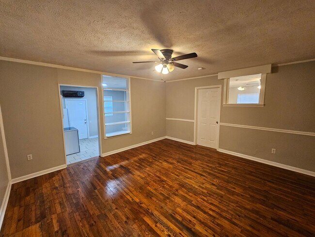 Foto del edificio - 2 Bedroom 1 Bath Downstairs apartment in t...