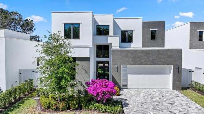 Building Photo - 655 Kingsbridge St
