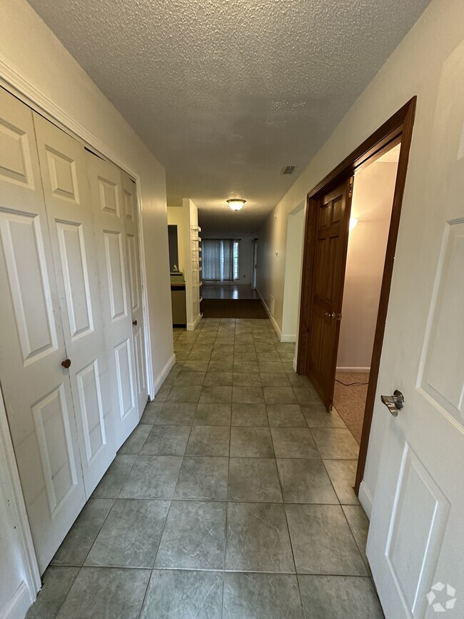 Building Photo - 101 Country Club Ct