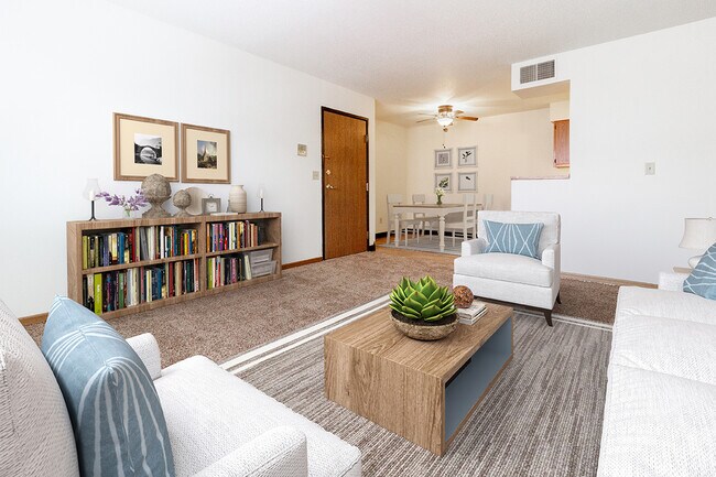 Amplia sala de estar en los apartamentos Edgewood en Cedar Rapids - Edgewood