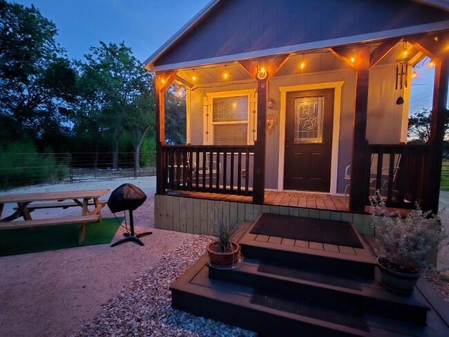 Foto del edificio - 606 Blessing Ranch Rd