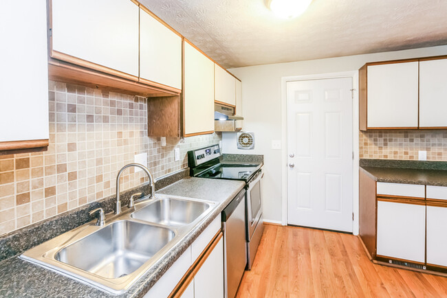 Building Photo - Beautiful Bi-Level Home!