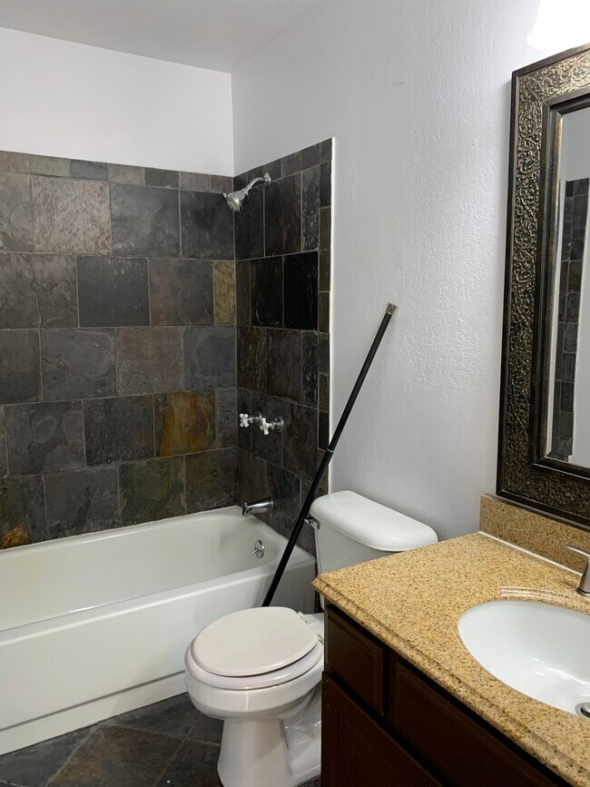 Foto del edificio - 225 E 8th Ave