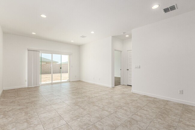 Foto del edificio - Brand New - Never Lived In 4 Bedroom / 2 B...
