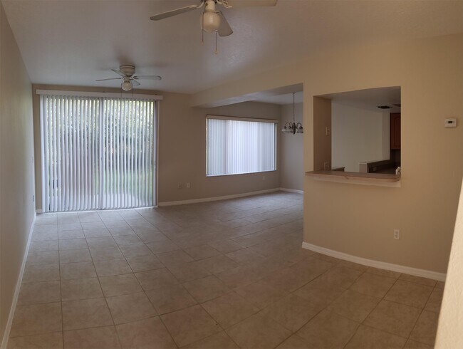 Building Photo - 2418 Fan Palm Dr