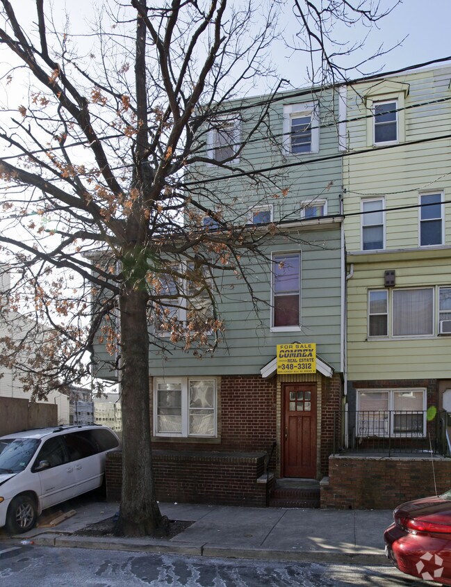 Building Photo - 317 7th St