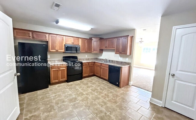 Building Photo - 3 Bed, 2 Bath Townhome with Off-Street Par...