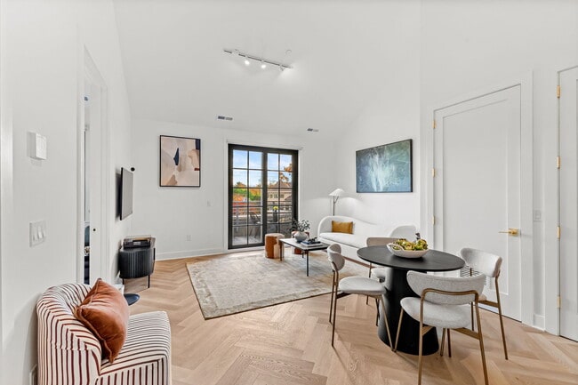 Foto del edificio - 100 E Putnam Ave