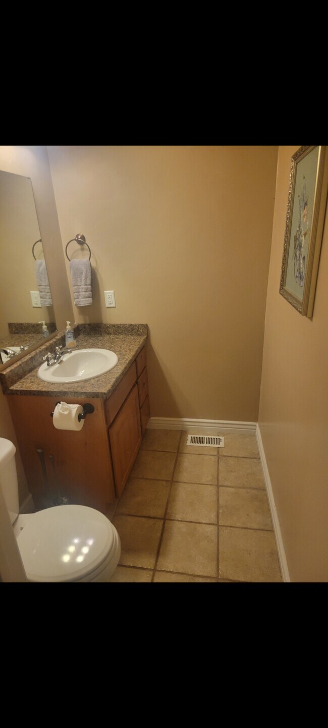 Building Photo - 592-2050 2050 W St