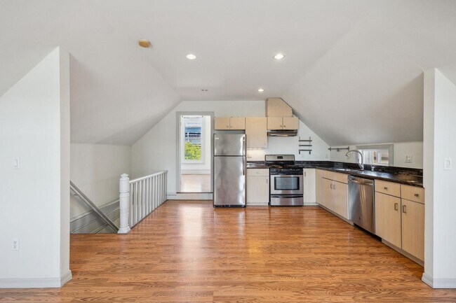Building Photo - OPEN HOUSE : Sunday 7/7 (2PM-2:30PM) Top F...