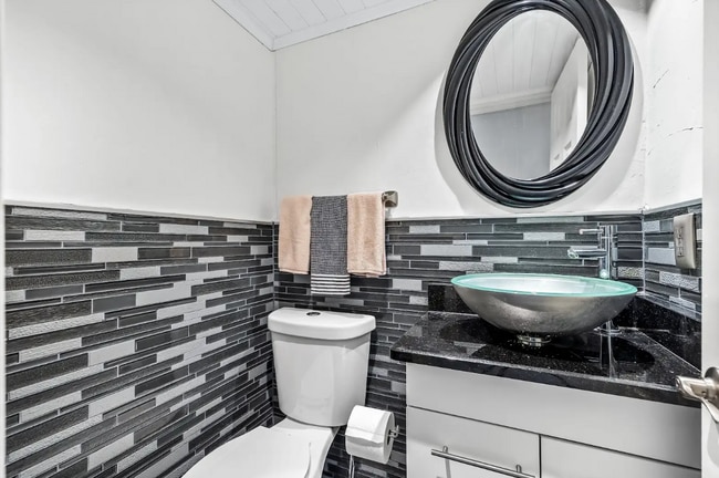 Foto del edificio - 13340 Kit Ln