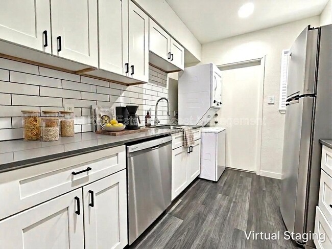 Photo - 1505 E Oak St Apartment