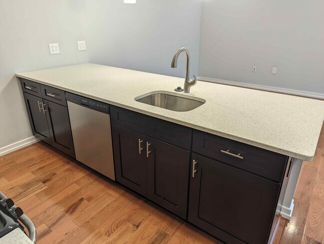 Foto del edificio - 1 Bedroom 1 Bathroom Apartment In Universi...