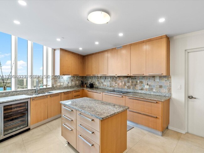 Building Photo - 16001 Collins Ave