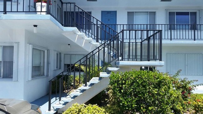 Foto del edificio - 2400 Lake Osborne Dr