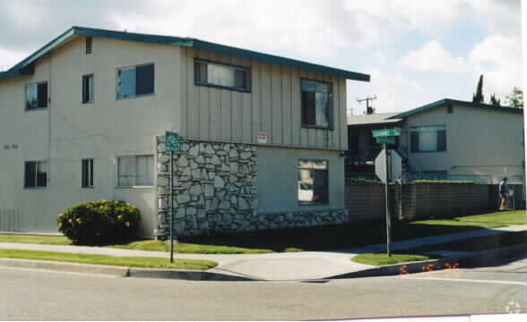 Foto del edificio - 301-323 N Bedford St