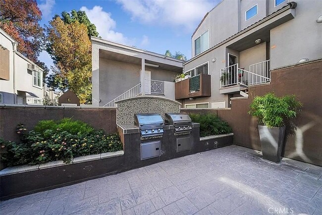 Building Photo - 355 N Maple St