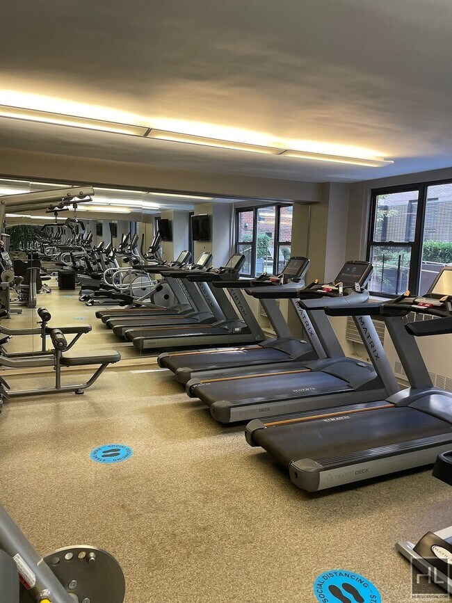 Building Photo - 1 Bedroom Apartment In Yorkville UES! $4,3...