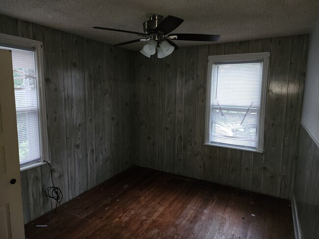 Building Photo - 302 Main St