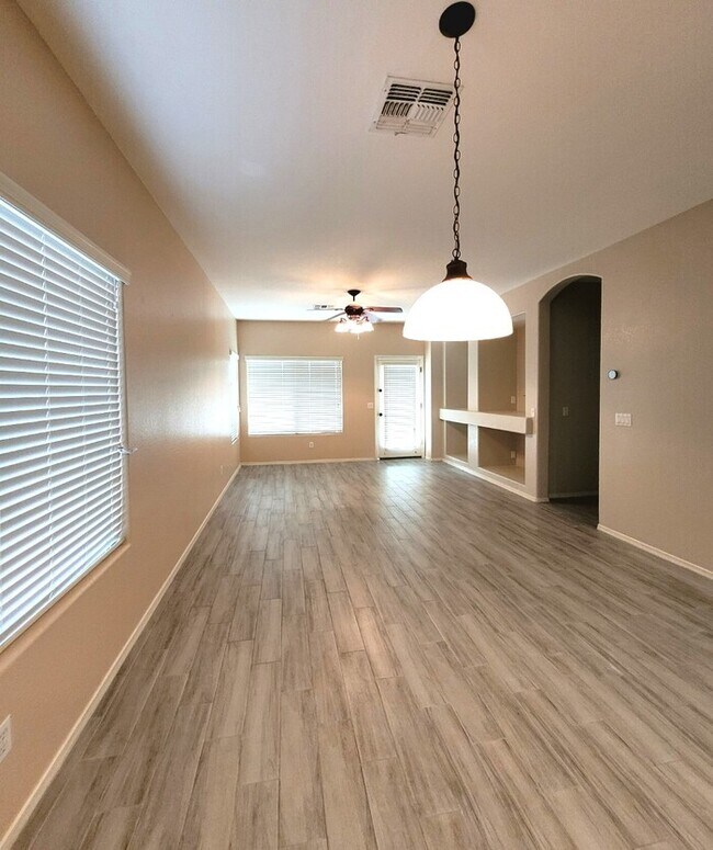 Building Photo - Stunning 4-bedroom 2 bathroom
