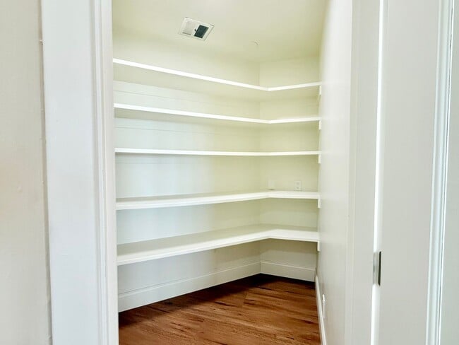 Building Photo - 3 Bedroom + Office | 2 Bathrooms | Spectac...