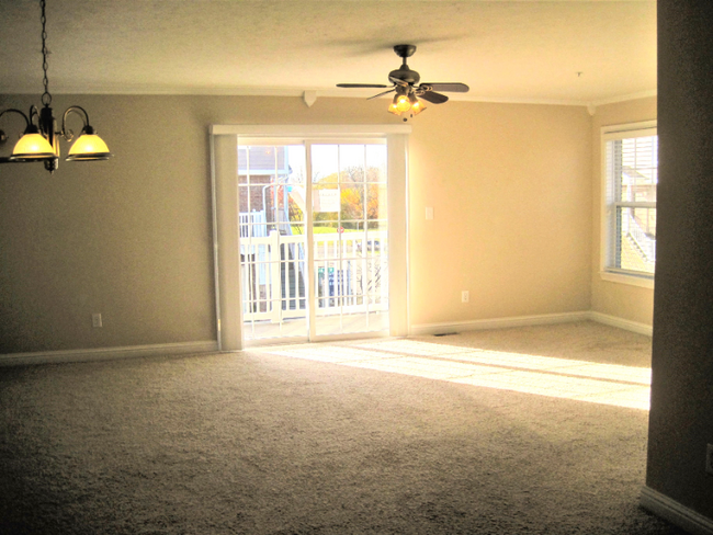 Building Photo - 1459 Oakhill Dr