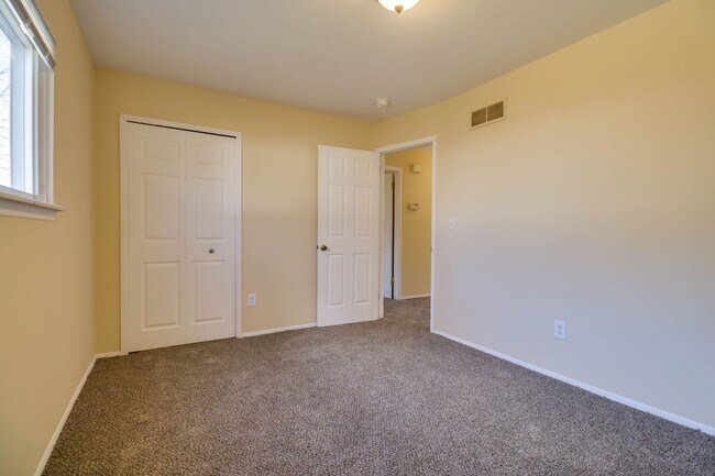 Building Photo - Sterling Heights brick ranch with 3 bedroo...