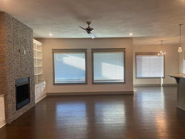 Foto del edificio - All Brick, 3 bedrooms AND 3 car garage