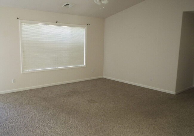 Building Photo - ~Three Bedroom two bath house in Green~