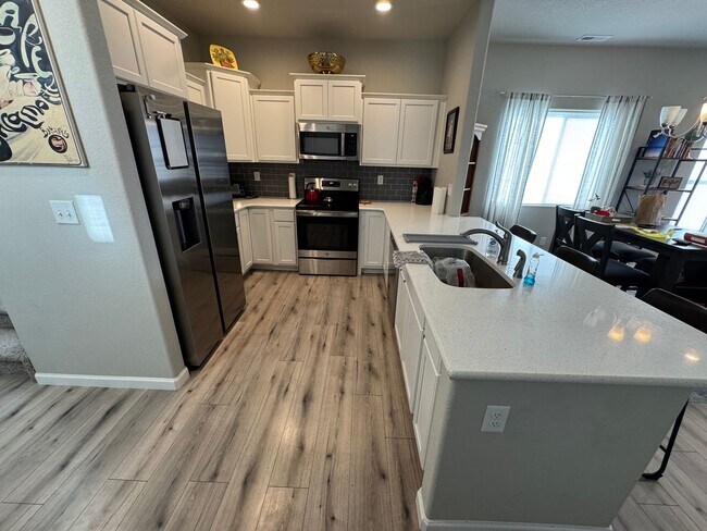 Foto del edificio - Charming 2-Bedroom, 3-Bathroom Townhome wi...