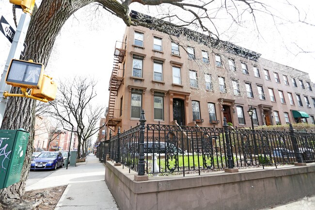 Foto del edificio - 579-585 Henry St