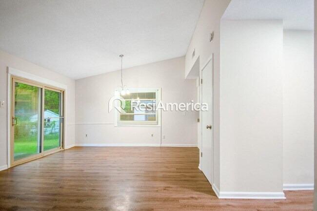 Building Photo - Fully renovated home