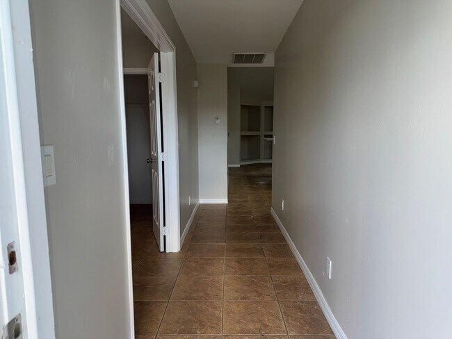 Foto del edificio - Experience this Cape Coral 3 bedroom 2 bath corner duplex with 1 car garage and screened in lanai.