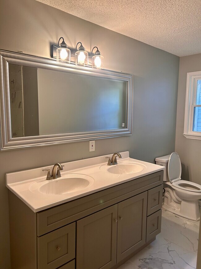 Building Photo - 553 Glenwood Dr