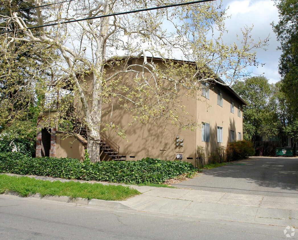 Building Photo - 302 Piper St