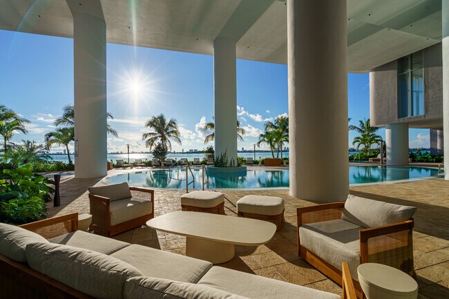 Foto del edificio - 700 NE 24th St