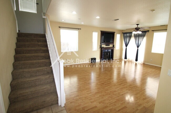 Building Photo - Wonderful 4 bedroom 2.5 bathroom home